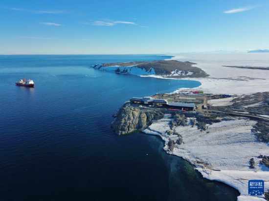 北京時間1月3日，執行中國第42次南極考察任務的“雪龍”號完成秦嶺站物資卸運、人員登陸工作和航空攝影、海洋測繪等科考工作，啟程前往新西蘭利特爾頓港。這是“雪龍”號在秦嶺站附近海域行駛。新華社發（祝賀 攝）