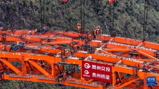 1月5日，工人在安盤高速古牛河特大橋合龍現場施工（無人機照片）。新華社記者 陶亮 攝