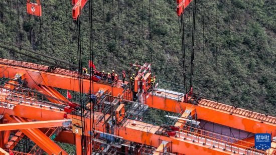 1月5日，工人在安盤高速古牛河特大橋合龍現場施工（無人機照片）。新華社記者 陶亮 攝