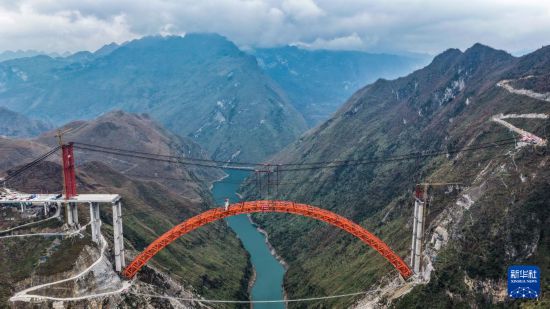 1月5日拍攝的安盤高速古牛河特大橋合龍現場（無人機照片）。新華社記者 陶亮 攝
