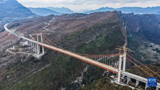   1月6日拍攝的主體工程已完工的安盤高速天門特大橋（無人機照片）。       新華社記者 陶亮 攝