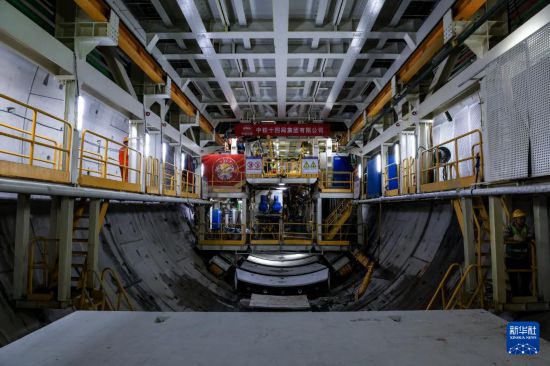   1月6日，“深江1号”盾构机在珠江入海口海平面下掘进。       新华社记者 毛思倩 摄