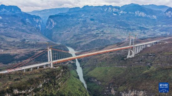   1月6日拍攝的主體工程已完工的安盤高速天門特大橋（無人機照片）。       新華社記者 陶亮 攝