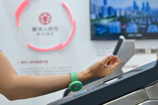 2024年9月13日，服貿會首鋼園工商銀行展台工作人員展示用數字人民幣硬錢包過地鐵閘機。新華社記者 李鑫 攝