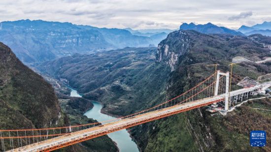   1月6日拍攝的主體工程已完工的安盤高速天門特大橋（無人機照片）。        新華社記者 陶亮 攝
