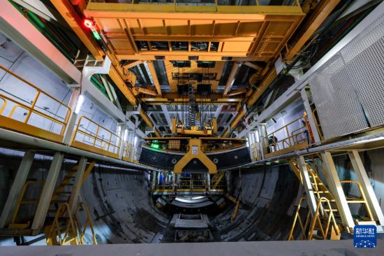   1月6日，中铁十四局施工人员在隧道内吊装管片。       新华社记者 毛思倩 摄