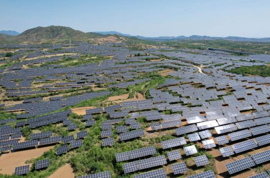 2025年6月16日拍摄的河北省赞皇县许亭镇北潘村附近的“农光互补”光伏发电场（无人机照片）。新华社记者杨世尧摄