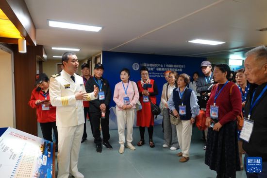   1月14日，觀眾在“雪龍”號上參觀。新華社記者 顧天成 攝