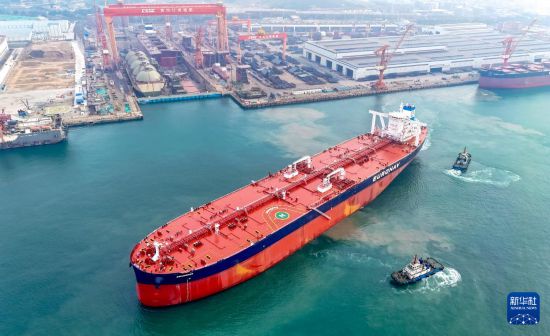1月14日，31.9万吨氨预留超大型原油船“EBURONES”轮在青岛正式启航（无人机照片）。     新华社发（张进刚 摄）