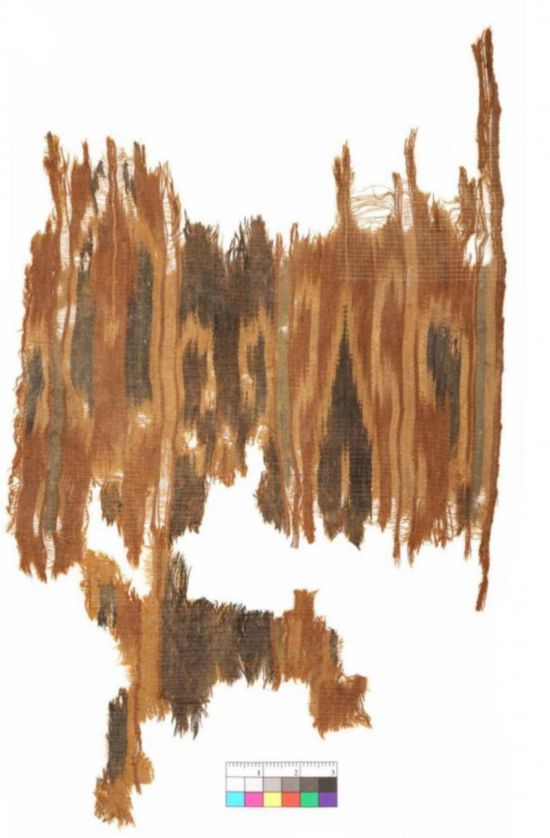 2018血渭一号墓出土的扎经染色织物实物图。（中国社科院供图）