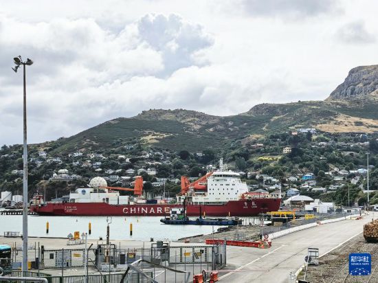   1月14日，“雪龍”號停靠在新西蘭克賴斯特徹奇市利特爾頓港。新華社記者 顧天成 攝