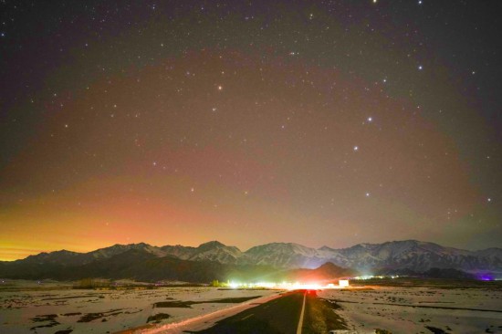 1月20日晚，在新疆哈密市伊州区西山乡拍摄的绚丽极光。（曹新加 摄）