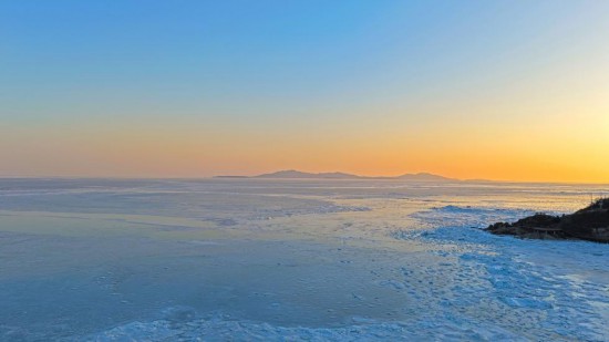 1月21日,这是在辽宁省葫芦岛市兴城海滨拍摄的海冰景观(无人机照片)。新华社发(田嘉摄)