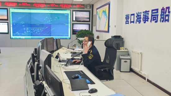 营口海事局交管中心值班人员为进出港船舶提供冰期航行安全提醒。新华社发