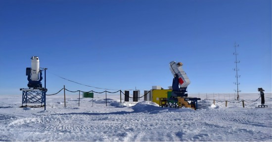 2015年于南极冰穹A拍摄的我国一系列南极天文望远镜。（受访者供图）