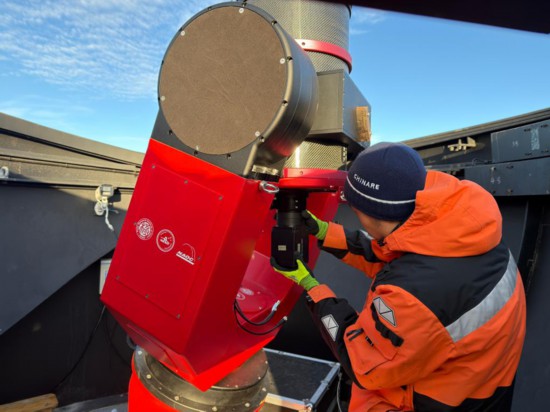 2026年1月，中国第42次南极考察队队员周星宇在南极中山站维护天文望远镜。（受访者供图）