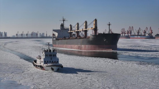 在营口港,“海巡03053”轮护航船舶安全进出港。新华社发