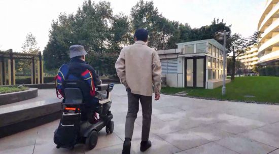 2025年，四肢癱瘓患者（左）通過腦機接口系統“意念”控制輪椅。（中國科學院腦科學與智能技術卓越創新中心供圖）