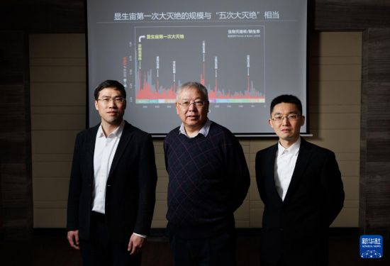 1月22日，在中國科學院南京地質古生物研究所實驗室，團隊部分成員：中國科學院院士、研究員朱茂炎（中），研究員趙方臣（左），副研究員曾晗（右）合影留念。新華社記者 金立旺 攝