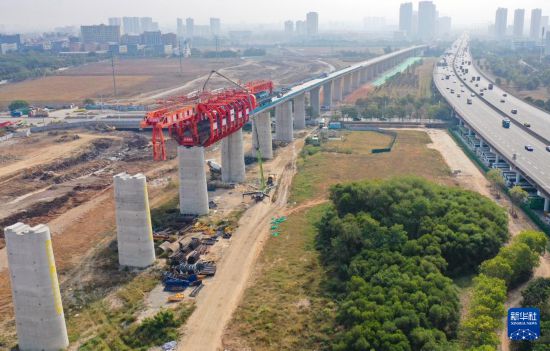 這是1月28日在東莞市濱海灣新區拍攝的深江鐵路跨沿江高速特大橋移動模架現澆簡支梁施工現場（無人機照片）。新華社記者 鄧華 攝