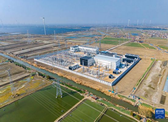 2月13日拍摄的运行中的江苏高邮±200千伏少游换流站（无人机照片）。     新华社发（任飞 摄）