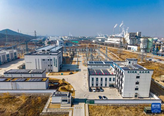 2月13日拍摄的运行中的江苏镇江±200千伏圌山换流站（无人机照片）。     新华社发（任飞 摄）