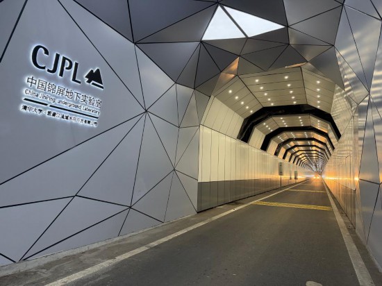 充满科幻感的锦屏山隧道。新华社记者薛晨 摄