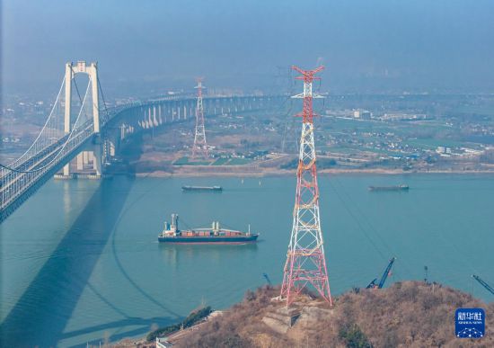 2月13日拍摄的运行中的跨越长江的江苏扬州至镇江±200千伏直流输电二期工程（无人机照片）。新华社发（任飞 摄）