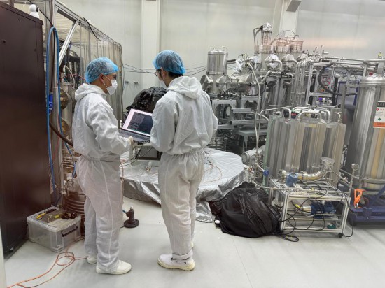 上海交通大学PandaX实验组在洁净室内实验。新华社记者薛晨 摄