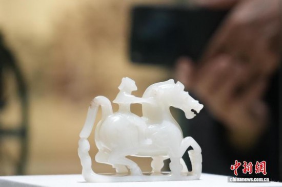 资料图:图为圆雕白玉仙人奔马。中新社记者 张亨伟 摄
