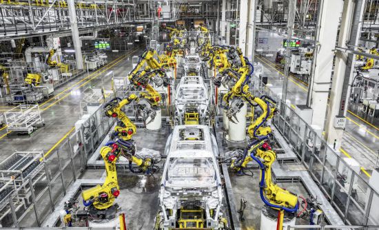 在位於重慶市兩江新區的賽力斯汽車超級工廠拍攝的自動化生產作業現場（2025年9月19日攝）。新華社記者 王全超 攝