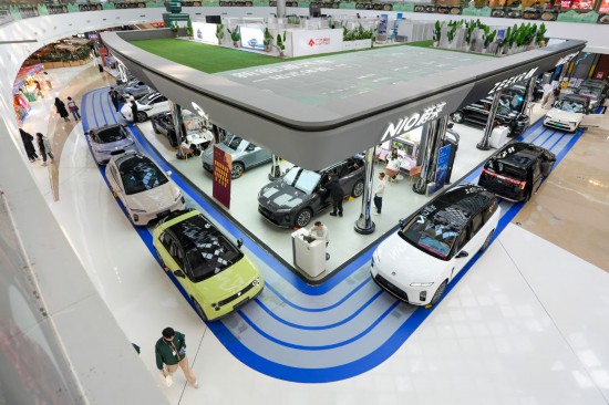 在北京市朝陽區一個商場內，市民在了解新能源汽車（2026年2月11日攝）。新華社記者 鞠煥宗 攝