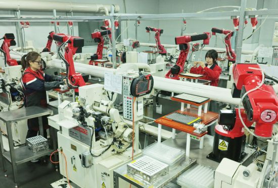 工人在位於湖北省秭歸縣的宜昌旌拓光學有限公司智能生產線上忙碌（2026年2月24日攝）。新華社發（王罡攝）