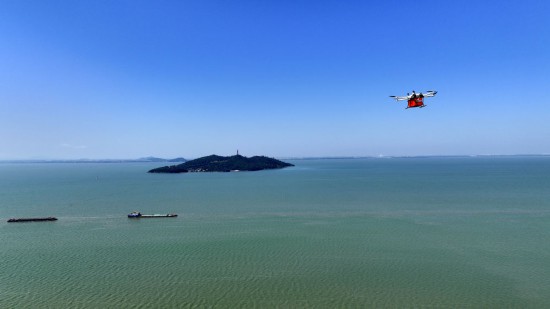 在安徽省合肥市巢湖上空，無人機在配送快遞包裹（無人機照片，2025年8月19日攝）。新華社記者 黃博涵 攝