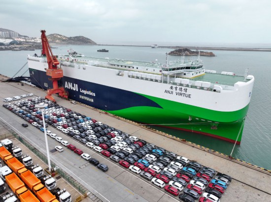 在江蘇省連雲港港東方港務分公司碼頭，滾裝輪停在泊位裝載出口汽車（無人機照片，2026年2月25日攝）。新華社發（王春攝）