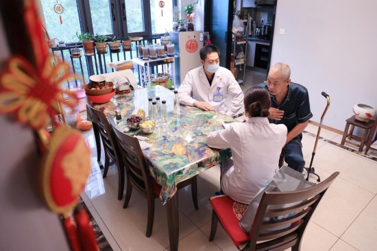 2024年8月17日，南京市建邺区双闸社区卫生服务中心的家庭医生入户为签约居民进行慢性病随访及康复评估训练指导。新华社记者毛俊 摄