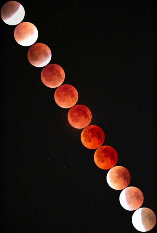 2025年9月7日夜晚至8日凌晨,在北京豐台拍攝的“紅月亮”(多張疊加)。新華社發(王磊 攝)