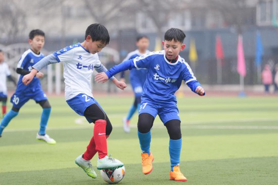 3月2日，北京市海淀区七一小学学生在“浪花杯”班级足球联赛中拼抢。新华社记者 谢晗 摄