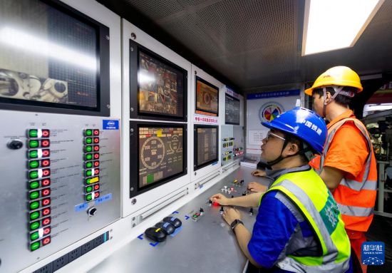 3月4日，中鐵十四局工程技術人員在“廈金號”盾構機操作室內作業。新華社記者 魏培全 攝