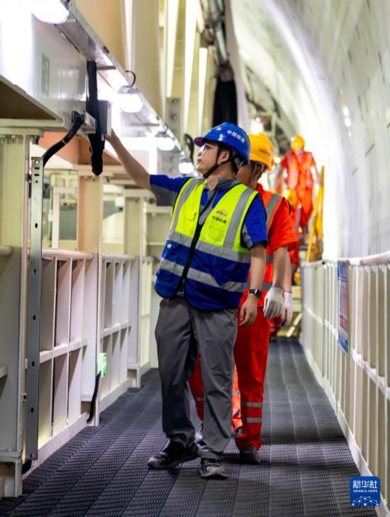 3月4日，中鐵十四局工程作業人員在對盾構機后配套設備進行日常巡檢。新華社記者 魏培全 攝
