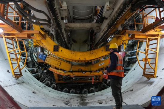 3月4日，中鐵十局工程技術人員在“水鄉先鋒號”盾構機內操作設備。新華社記者 黃宗治 攝