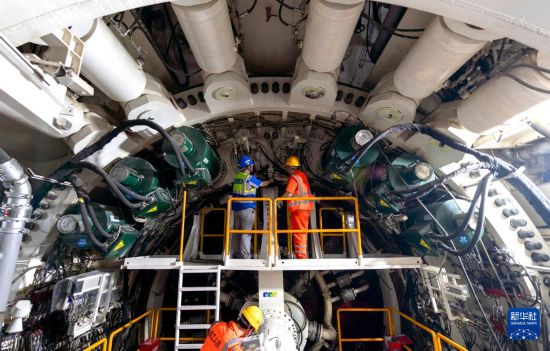 3月4日，在廈金大橋（廈門段）環島路右線隧道項目施工現場，中鐵十四局工程技術人員在對“廈金號”盾構機主驅動做日常維保。新華社記者 魏培全 攝