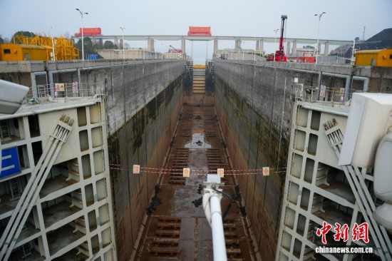 圖為3月4日，三峽南線船閘閘室已排干，進入檢修階段。中新社發 呂彩紅 攝