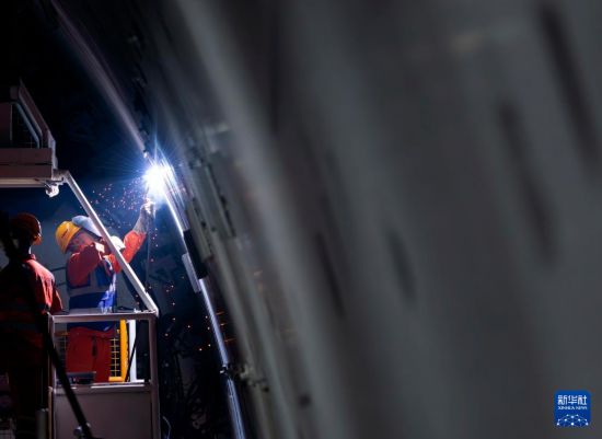 3月4日，中鐵十四局工程作業人員在對隧道內管片進行焊接加固。新華社記者 魏培全 攝