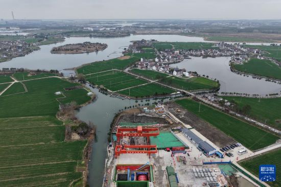 3月4日在浙江省嘉善縣西塘鎮拍攝的“水鄉先鋒號”盾構始發井（無人機照片）。新華社記者 黃宗治 攝