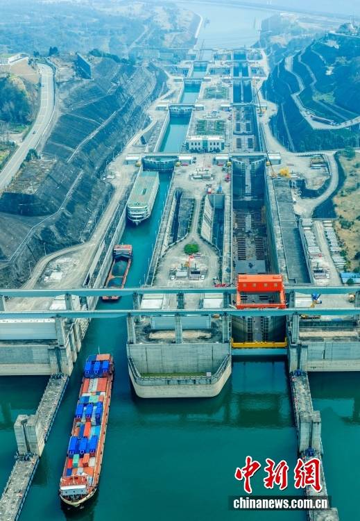 圖為3月4日，三峽南線船閘2026年計劃性停航檢修正式啟動，三峽北線船閘單線（向）運行。（無人機照片）中新社發 王罡 攝