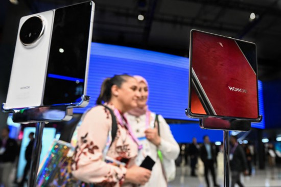 3月3日，在西班牙巴塞羅那會展中心，參觀者觀看榮耀折疊屏手機。（程敏 攝）