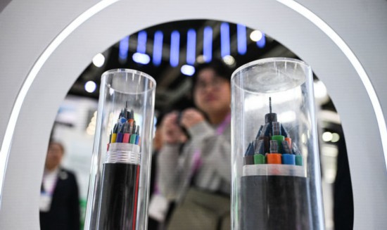 3月2日在西班牙巴塞羅那拍攝的展出中的中國長飛光纖產品（程敏 攝）