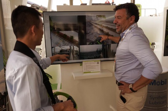 3月4日，在美國拉斯維加斯工程機械展上，參觀者了解中聯重科的無人化礦山設備系統。新華社發（曾慧攝）