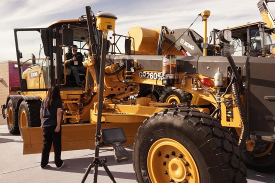 3月4日，在美國拉斯維加斯工程機械展上，參觀者體驗徐工集團的智能化設備。新華社發（曾慧攝）